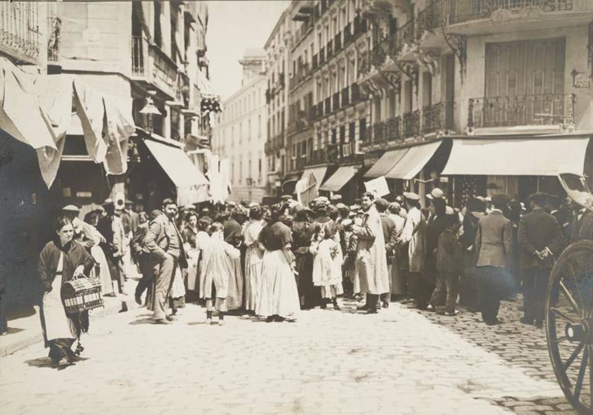 Asalto a una panadería durante una manifestación contra la subida del pan en junio de 1914