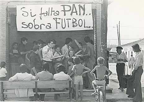 Imagen secundaria 1 - Arriba, la Guardia Civil vigilando las inmediaciones de la plaza de la Cebada, durante las protestas del pan de 1914. Abajo, dos imágenes de la venta de pan barato en Orcasitas en el conflicto de los años 70