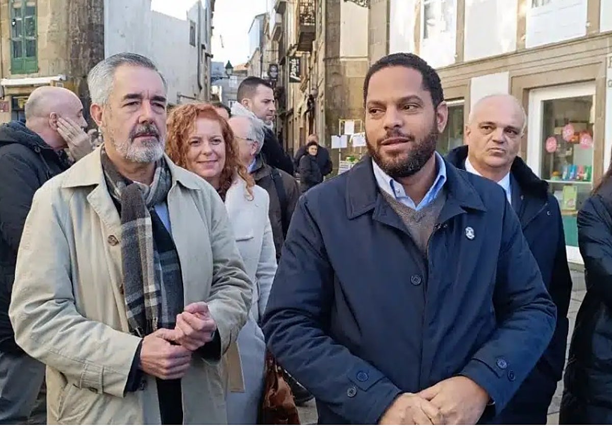 El secretario general de VOX, Ignacio Garriga, junto a los candidatos del partido para las elecciones autonómicas