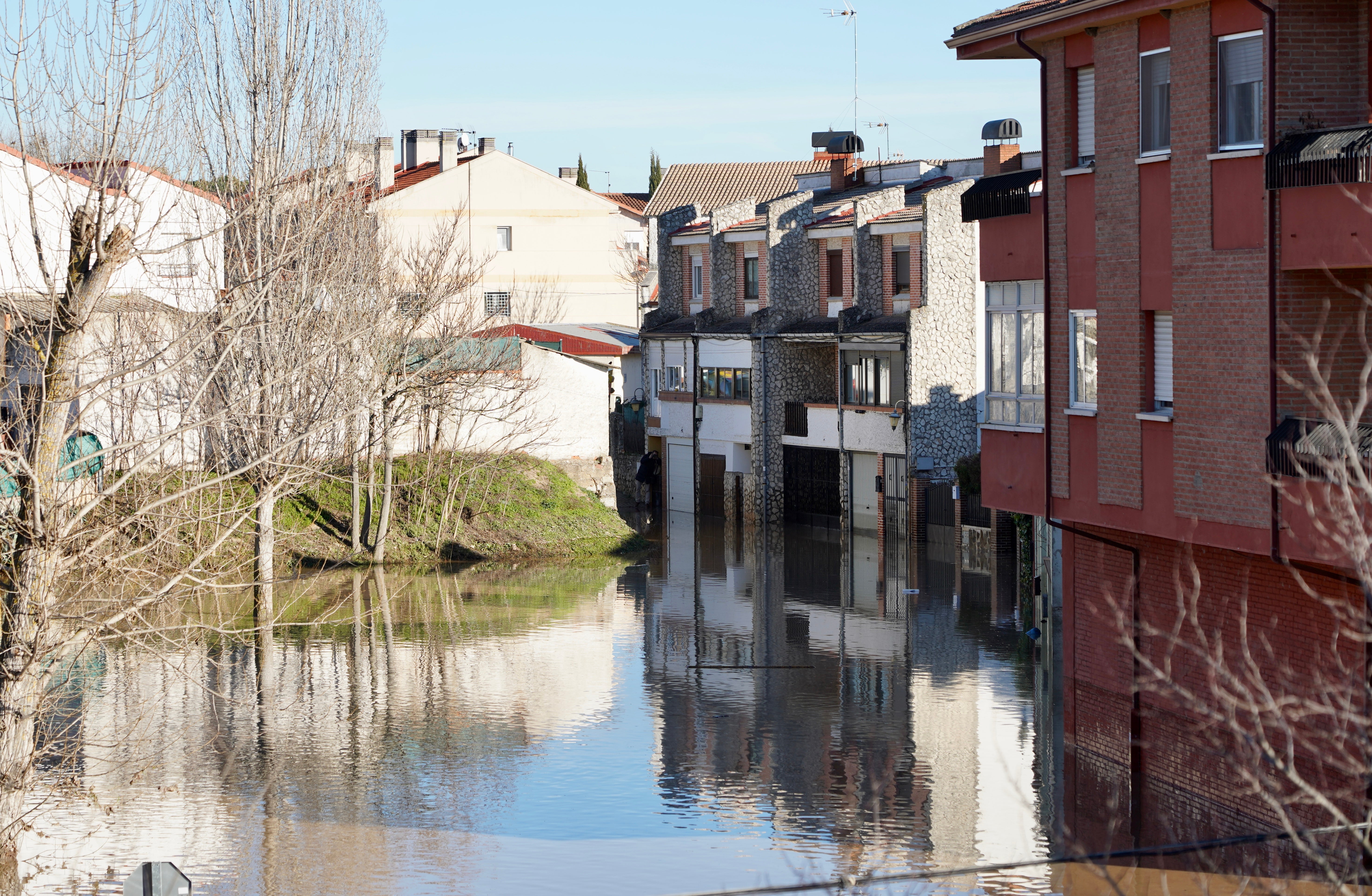 El agua se ha abierto paso por las calles de Viana de Cega (Valladolid)