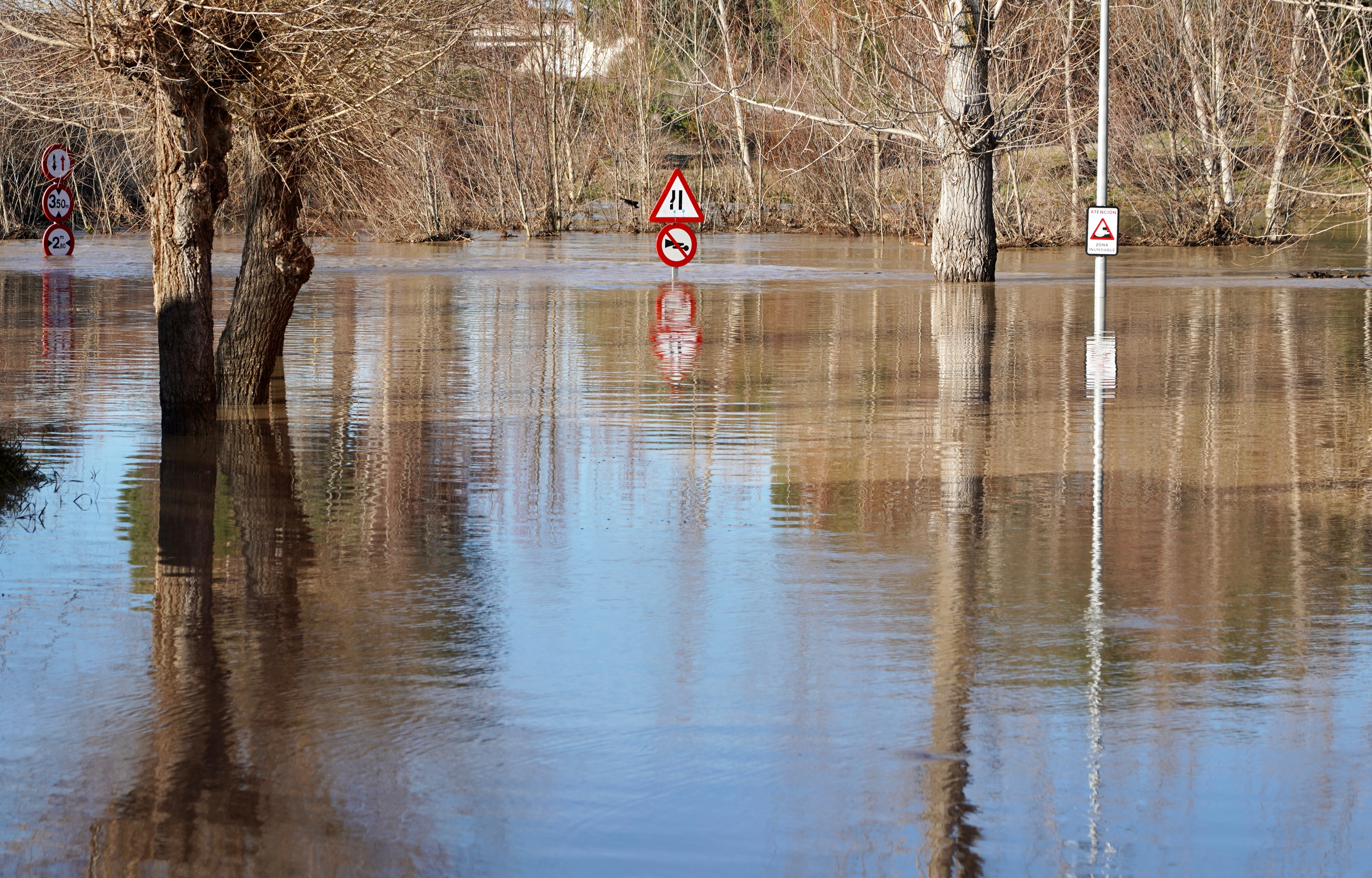 Carretera anegada en la provincia de Valladolid