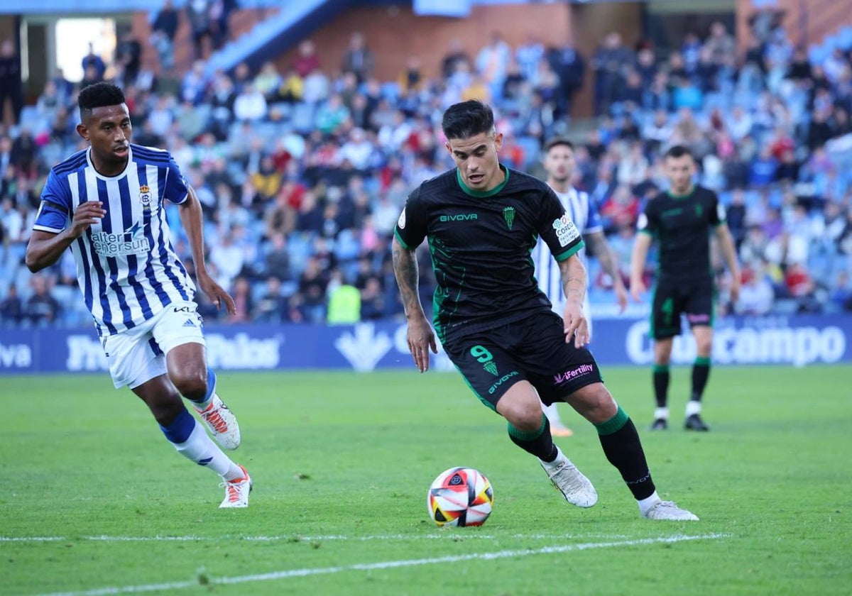 El blanquiverde Kuki Zalazar ante un jugador rival en el Nuevo Colombino