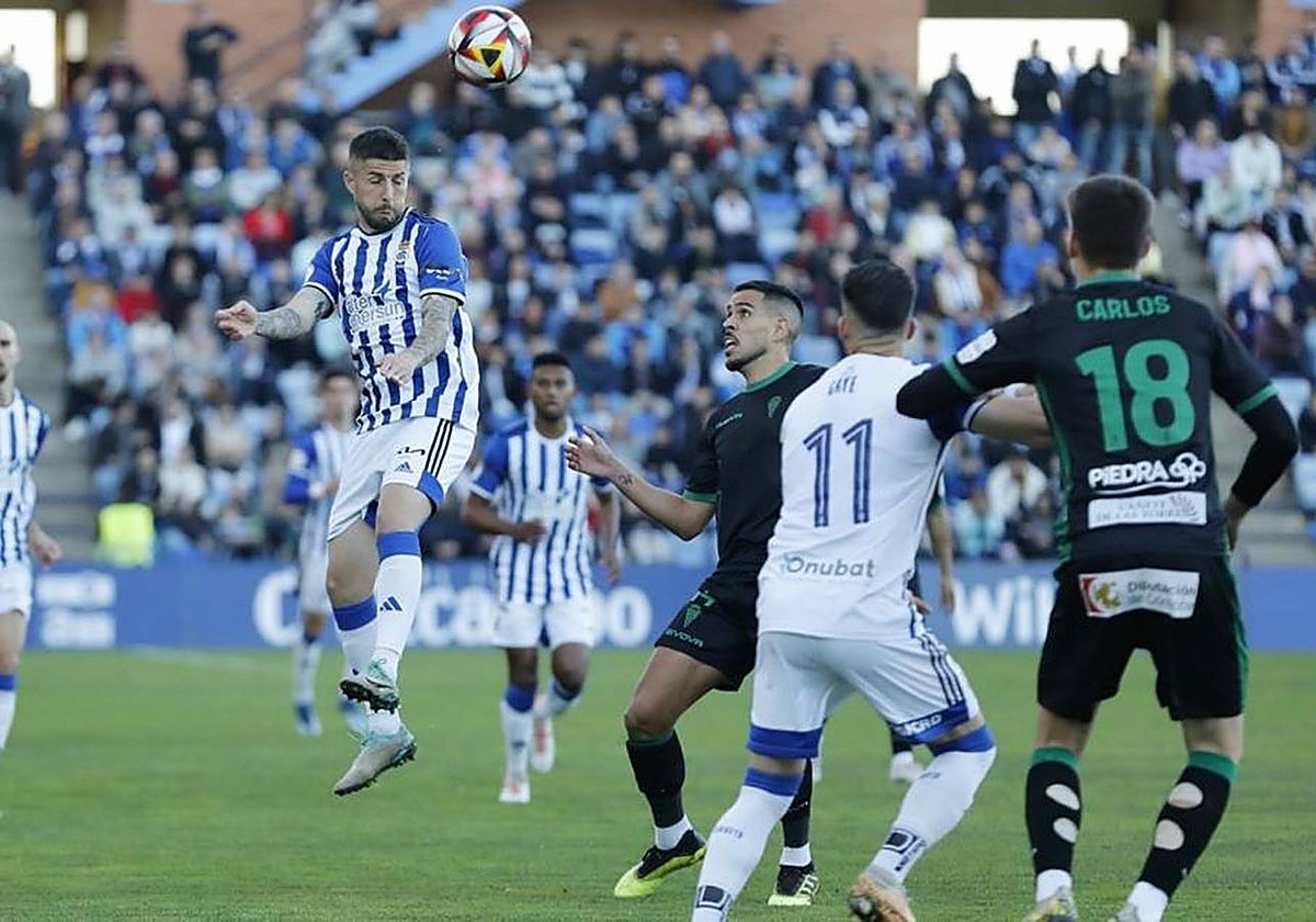 Recio y Carlos García hacen frente a los jugadores del Recre en el Nuevo Colombino