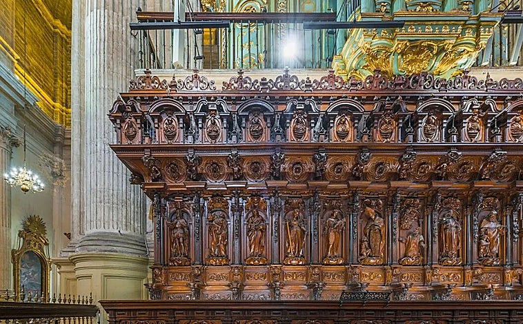 Imagen principal - El coro de la Catedral; una de las culebras que indican la presión del aire en los órganos gemelos y vista de uno de los instrumentos, que datan del siglo XVIII
