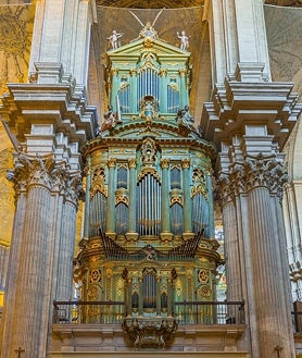 Imagen secundaria 2 - El coro de la Catedral; una de las culebras que indican la presión del aire en los órganos gemelos y vista de uno de los instrumentos, que datan del siglo XVIII