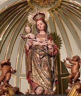Imagen secundaria 2 - La Virgen de los Reyes y el lienzo de Simonet comparten capilla en el interior del templo