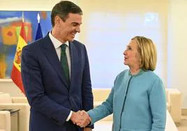 Sánchez recibe en el Palacio de la Moncloa a Hillary Clinton en su segundo encuentro en menos de un año