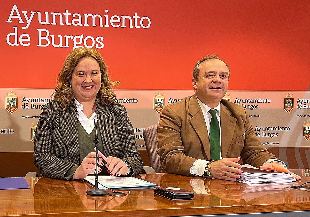 Martínez-Acitores, junto a la alcaldesa de Burgos, en una imagen de archivo