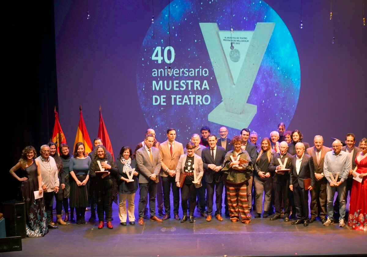 Foto de familia de los premiados, ayer en el Teatro Zorrilla de Valladolid