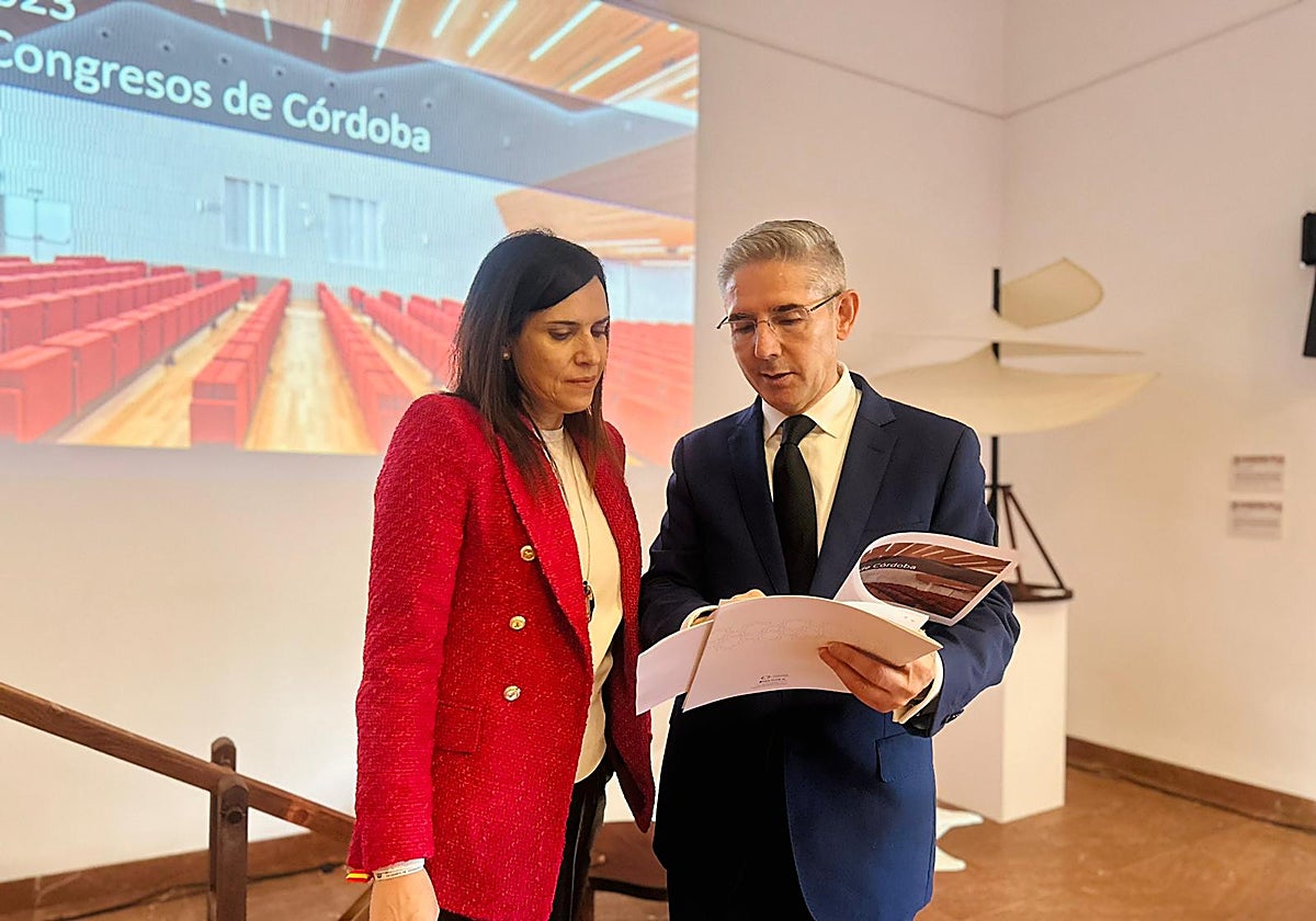 La delegada de Empleo y el CEO del Palacio de Congresos, este lunes en la presentación de los datos