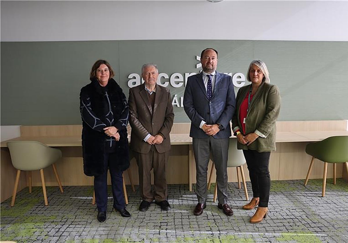 Herrera, con responsables de Málaga TechParck y Accenture