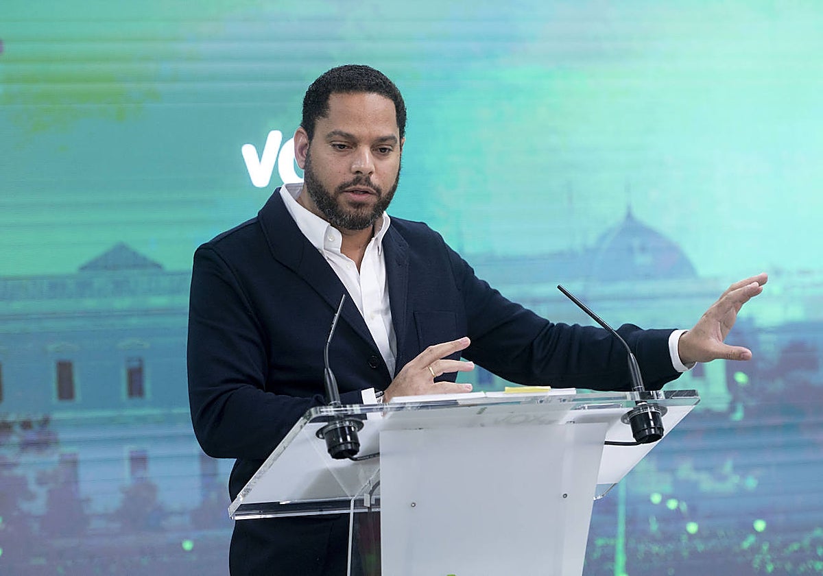 El secretario general de Vox, Ignacio Garriga, en rueda de prensa, este lunes