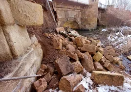 El temporal de nieve provoca el desprendimiento de una parte del puente de piedra medieval de Soria