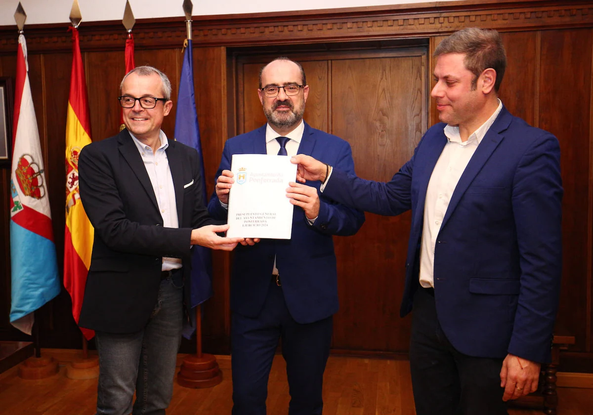 El alcalde de Ponferrada, Marco Morala, junto al primer teniente de alcalde, Iván Alonso, y el concejal de Hacienda, Luis A. Moreno, durante la presentación de los presupuestos municipales de 2024