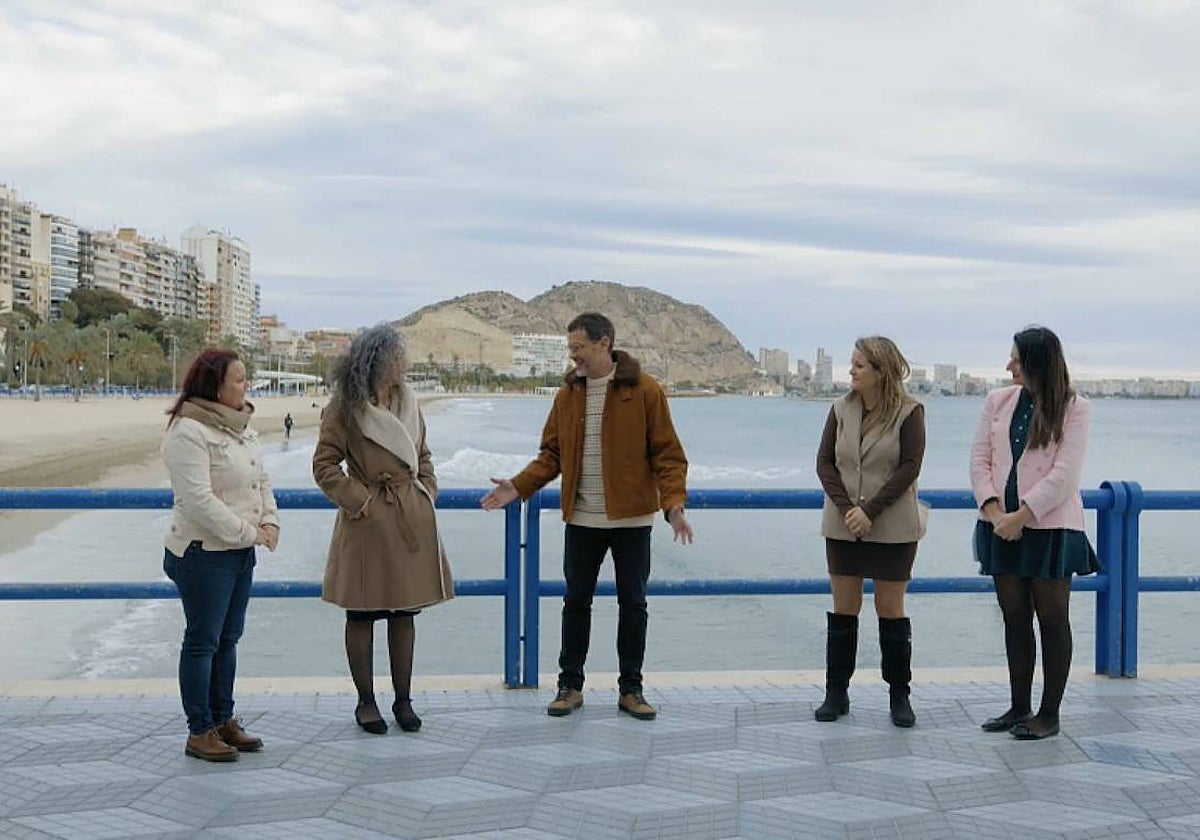 Imagen de cuatro restauradoras alicantinas durante la grabación de 'Cartes en joc'