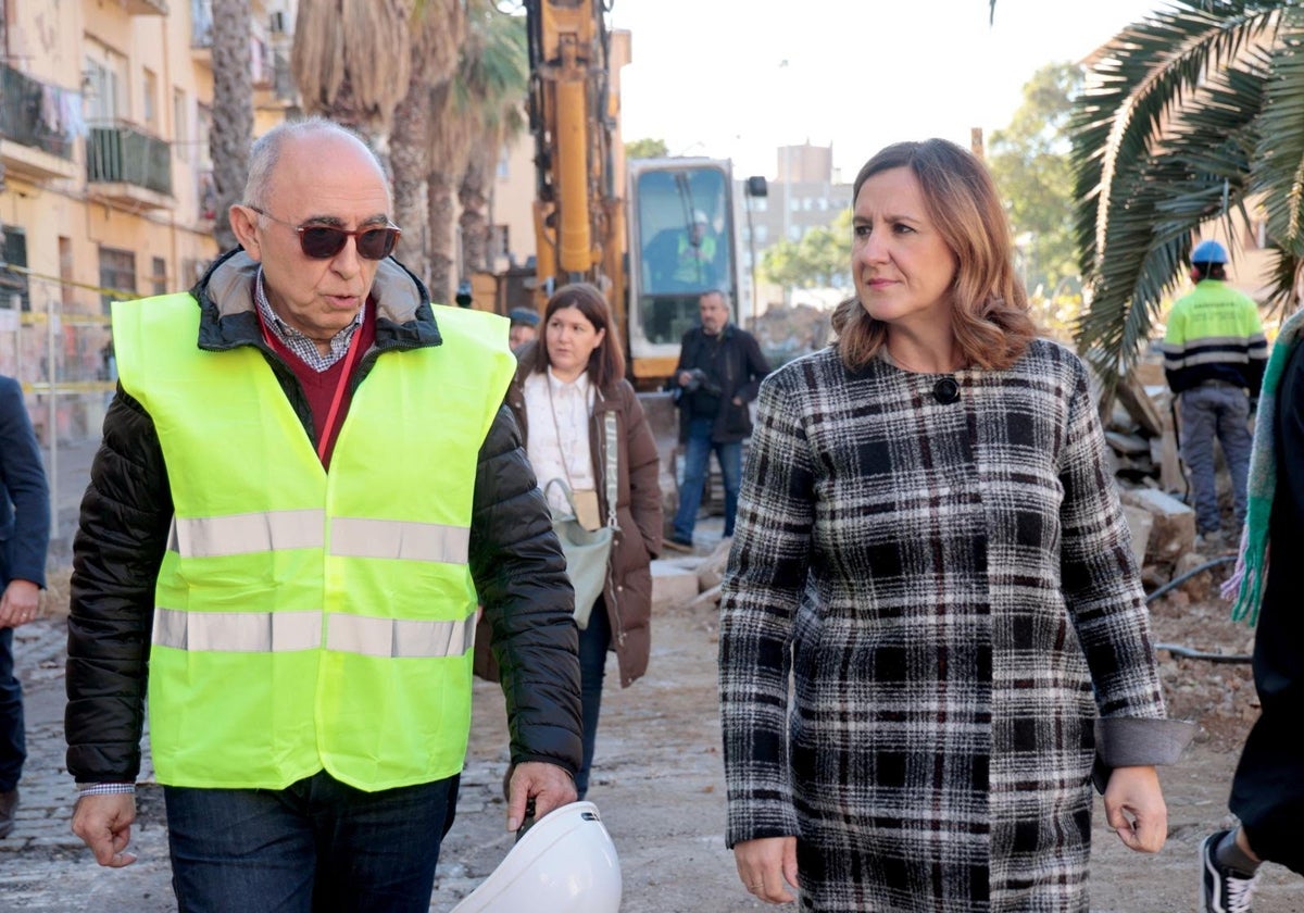 La alcaldesa María José Catalá visita el barrio de las Casitas Rosas de Valencia