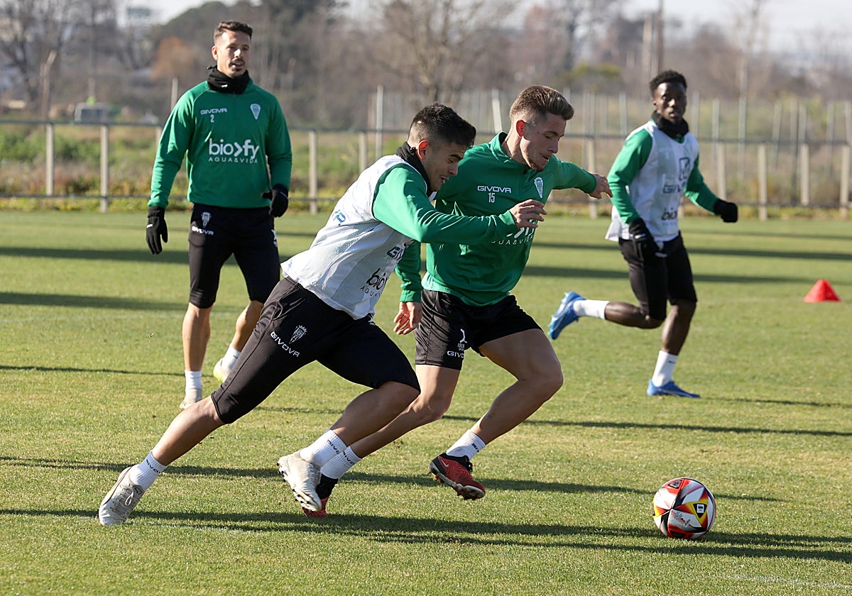 Isma Ruiz y Kuki Zalazar pelean por el balón durante un entrenamiento