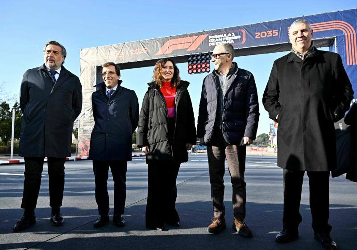 De izq. a dcha., Ángel Asensio, José Luis Martínez-Almeida, Isabel Díaz Ayuso, Stefano Domenicali y José Vicente de los