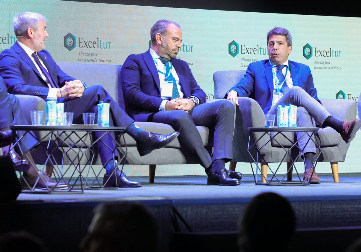 Carlos Mazón, en el 12º Foro Exceltur junto a otros invitados al debate.