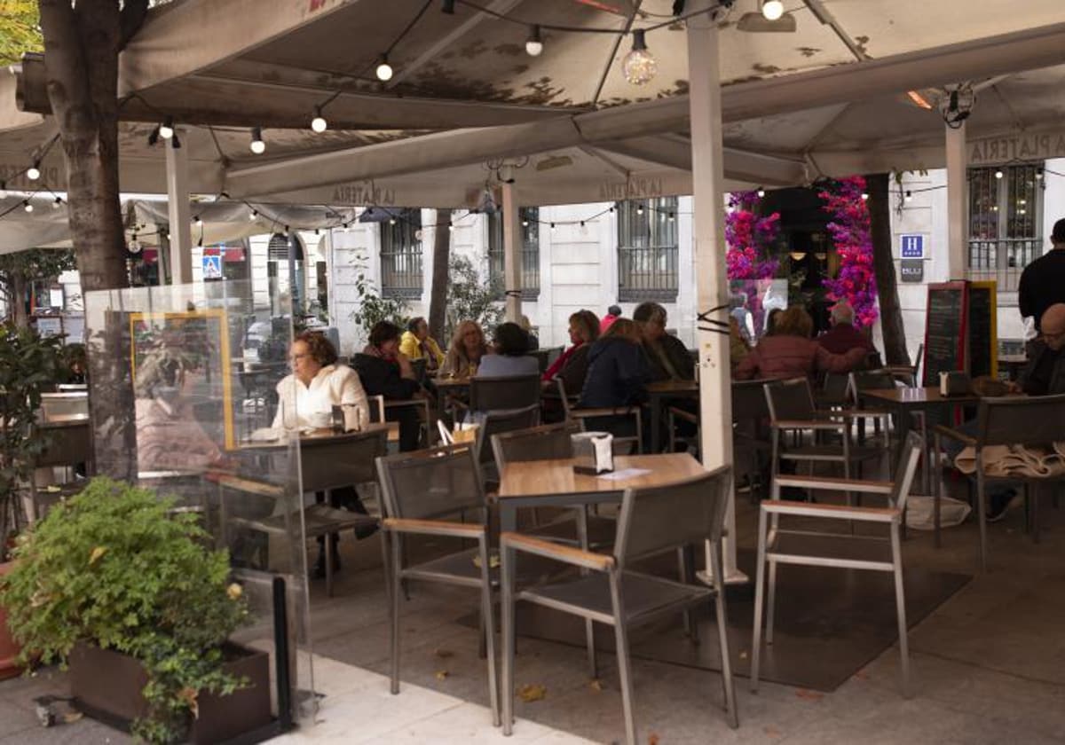 Una terraza a medio aforo en el centro de Madrid