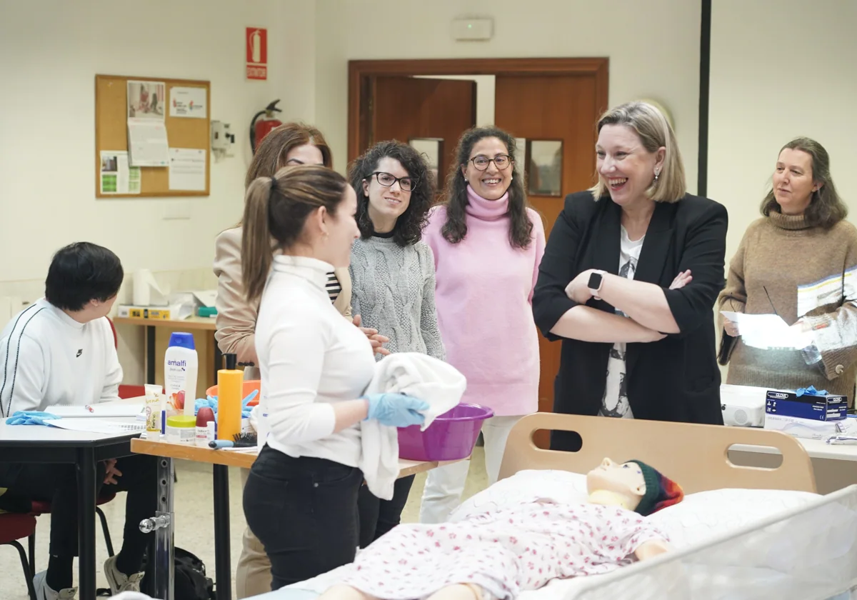 La consejera de Familia visita los itinerarios personalizados de empleo de la Fundación Incola en Valladolid