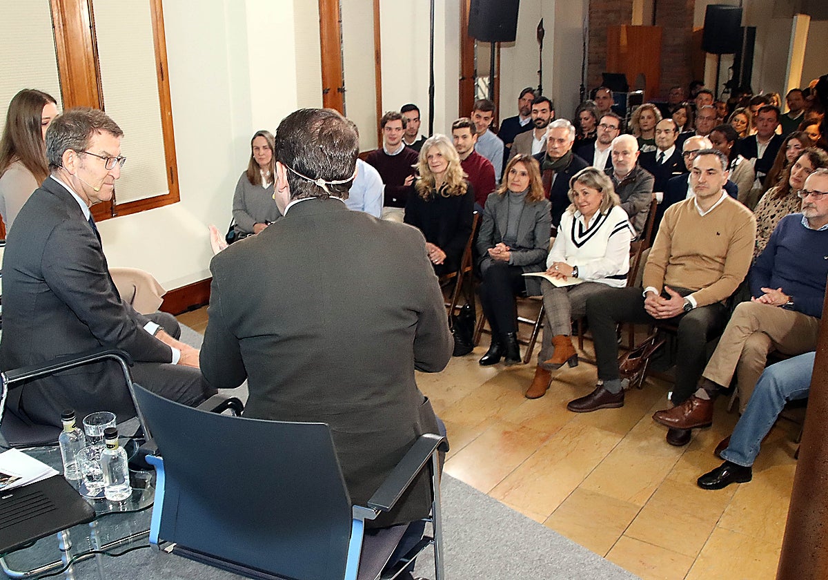 Muñoz, Feijóo y Mañueco, con los asistentes al coloquio
