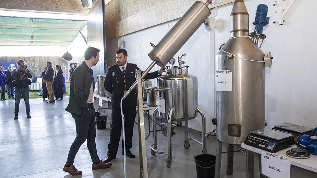 Agentes de la Policía Nacional muestran en Alicante maquinaria empleada en el laboratorio de éxtasis.