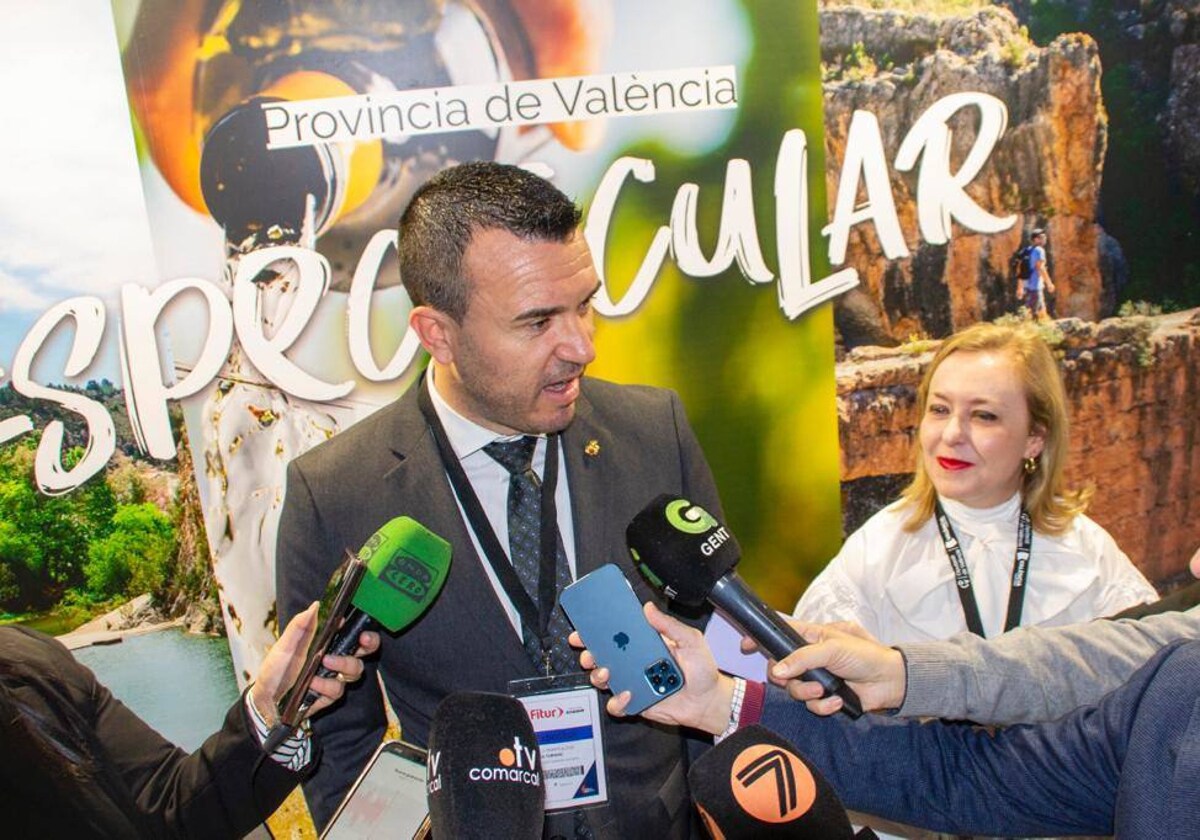 Imagen de Vicent Mompó atendiendo a los medios de comunicación en Fitur