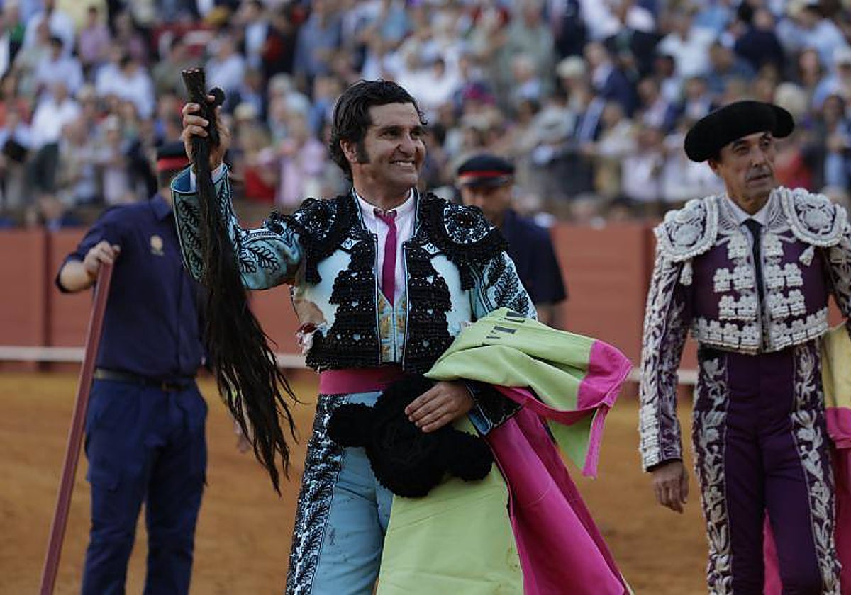 Morante de la Puebla, con el rabo que cortó en la Feria de Abril de 2023