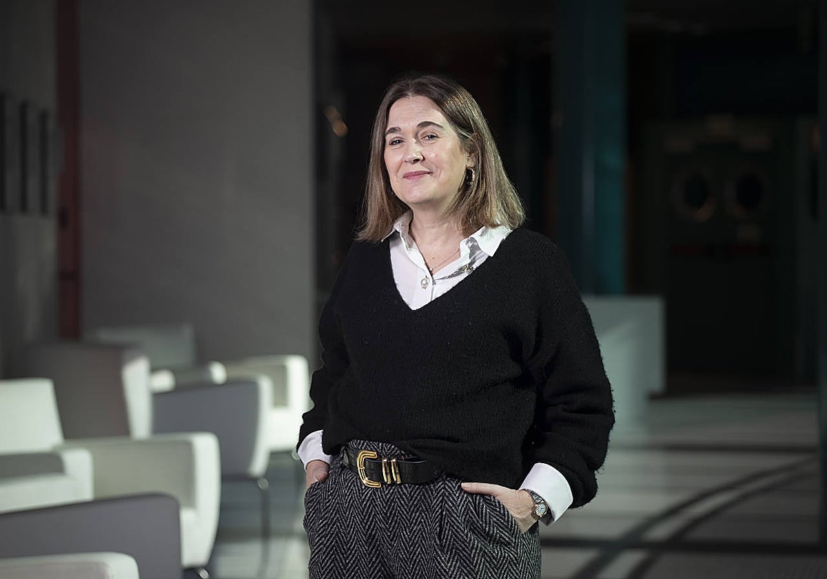 La concejal de Cultura, Turismo y Deporte de Madrid, Marta Rivera de la Cruz, en uno de los pasillos de Ifema