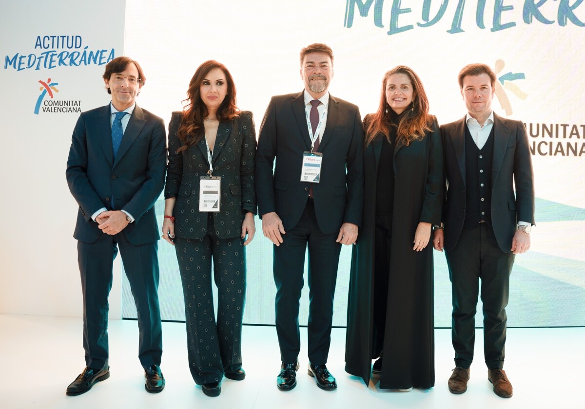 El alcalde de Alicante, Luis Barcala, el presidente de la Autoridad Portuaria, Luis Rodríguez, junto a directivos de Starlite, en Fitur.