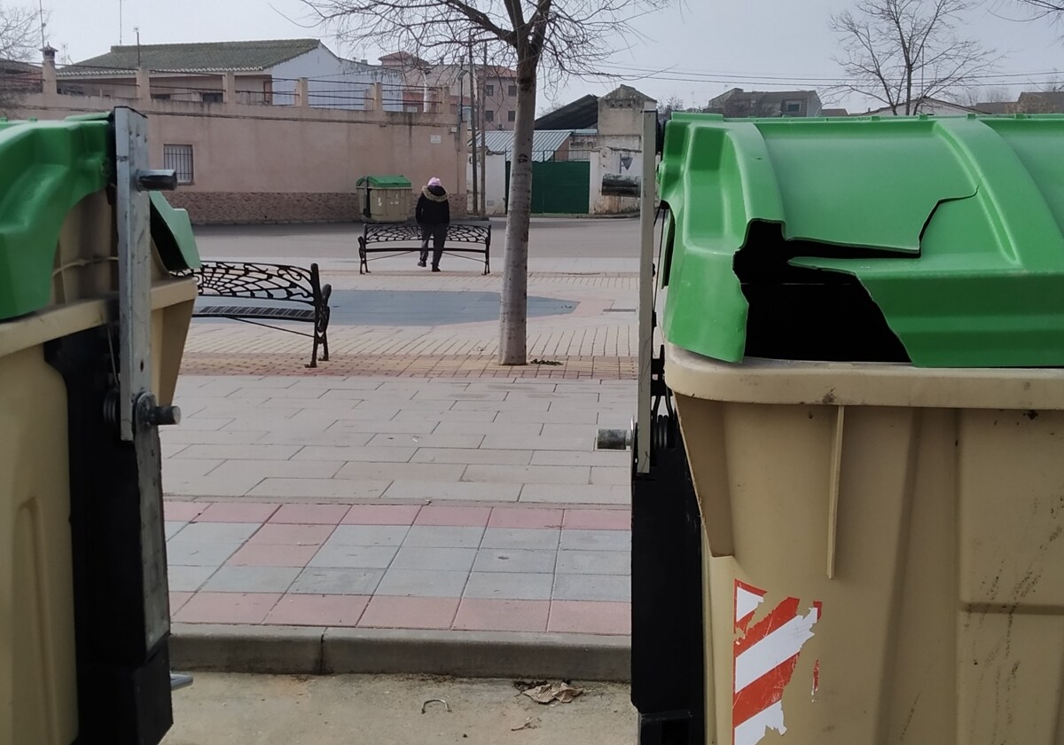 El hijo lanzó el feto en una bolsa al contenedor de basura de la derecha. Al fondo, la madre se sumaba un cigarrillo poco antes de la hora de comer