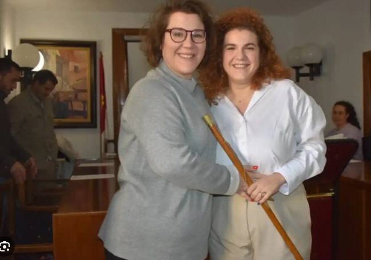 La nueva alcaldesa de Bogarra, Andrea López, junto con María del Carmen Rosa González, que también ha tomado posesión como concejala