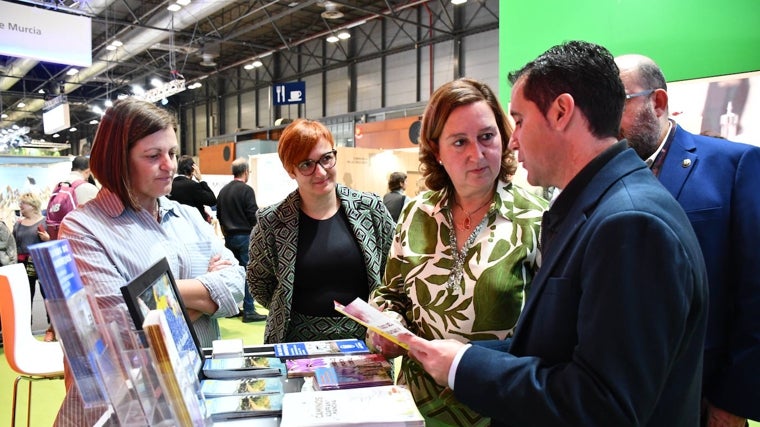 Cedillo, durante un recorrido por el estand de Castilla-La Mancha