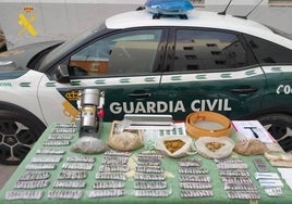 La Guardia Civil desaloja una casa okupada y acaba deteniendo al usurpador al encontrar 4 kilos de hachís en el congelador