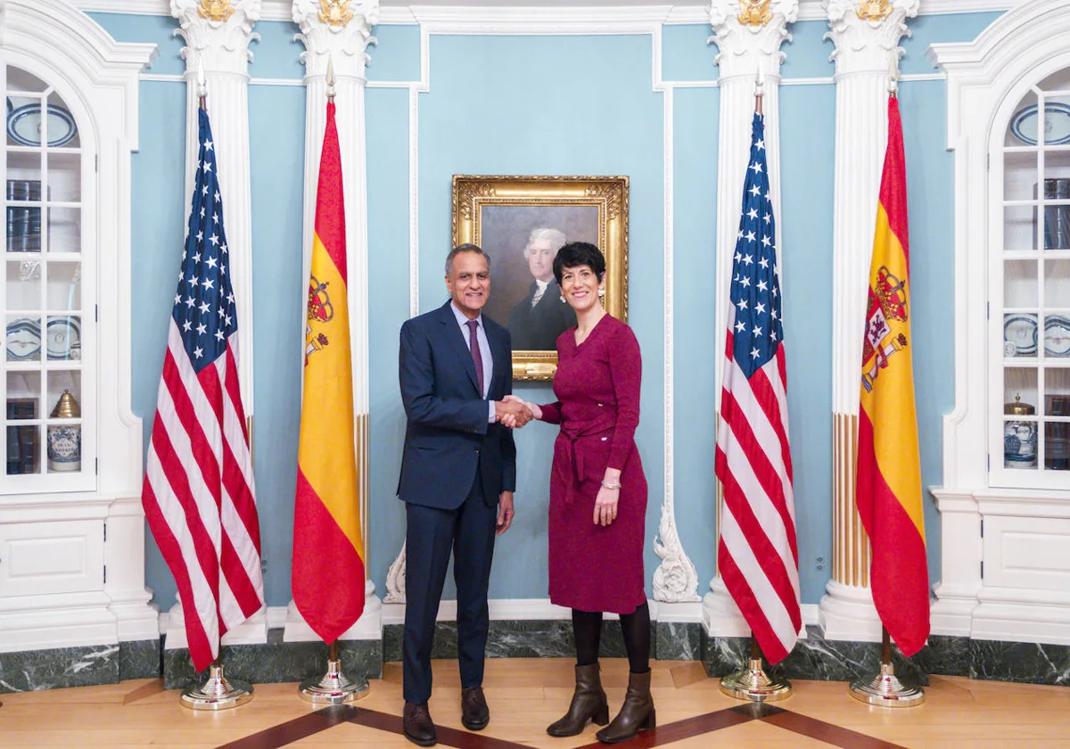 La ministra de Migraciones, Elma Saiz, ayer, con Richard R. Verma, subsecretario de Estado de Administración y recursos en Washington DC