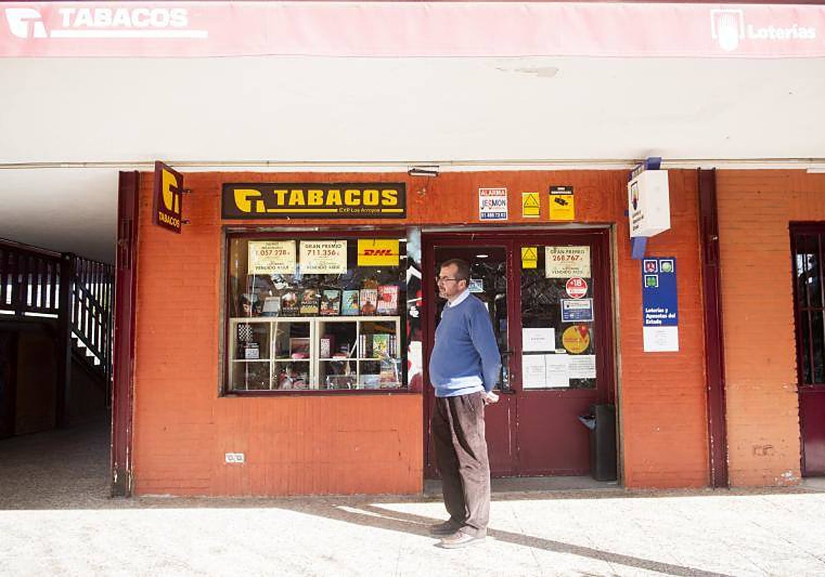 Pedro Marín, propietario del estanco de El Escorial