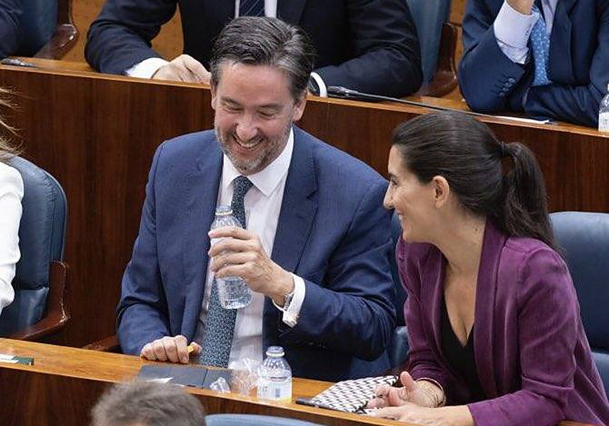 José Luis Ruiz Bartolomé, junto a Rocío Monasterio en la Asamblea de Madrid