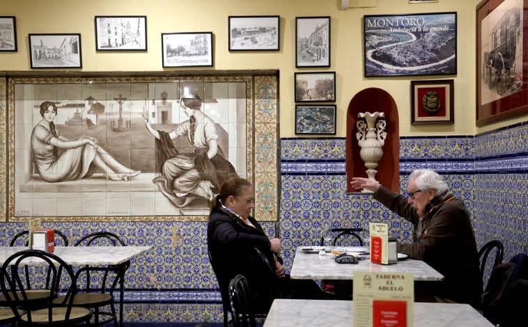 Imagen principal - La Taberna de El Abuelo cumple sin remilgos el patrón de una taberna cordobesa. Sin ambages: cocina con buena fritura, carta sin excesos, buen fino y tiro de cerveza. Decoración al uso de hitos cordobeses. Sin café y con horarios razonables. Agilidad en el servicio y corrección (sin excesos) y ambiente familiar. Aunque su tirón llega al trabajador del Centro, el turista orientado, el parroquiano y la familia. No sobra nada. Pero tampoco falta. 