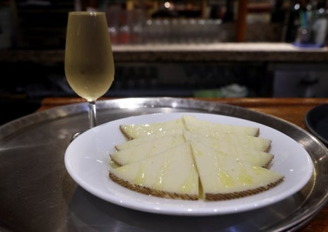 Imagen secundaria 1 - La Taberna de El Abuelo cumple sin remilgos el patrón de una taberna cordobesa. Sin ambages: cocina con buena fritura, carta sin excesos, buen fino y tiro de cerveza. Decoración al uso de hitos cordobeses. Sin café y con horarios razonables. Agilidad en el servicio y corrección (sin excesos) y ambiente familiar. Aunque su tirón llega al trabajador del Centro, el turista orientado, el parroquiano y la familia. No sobra nada. Pero tampoco falta.