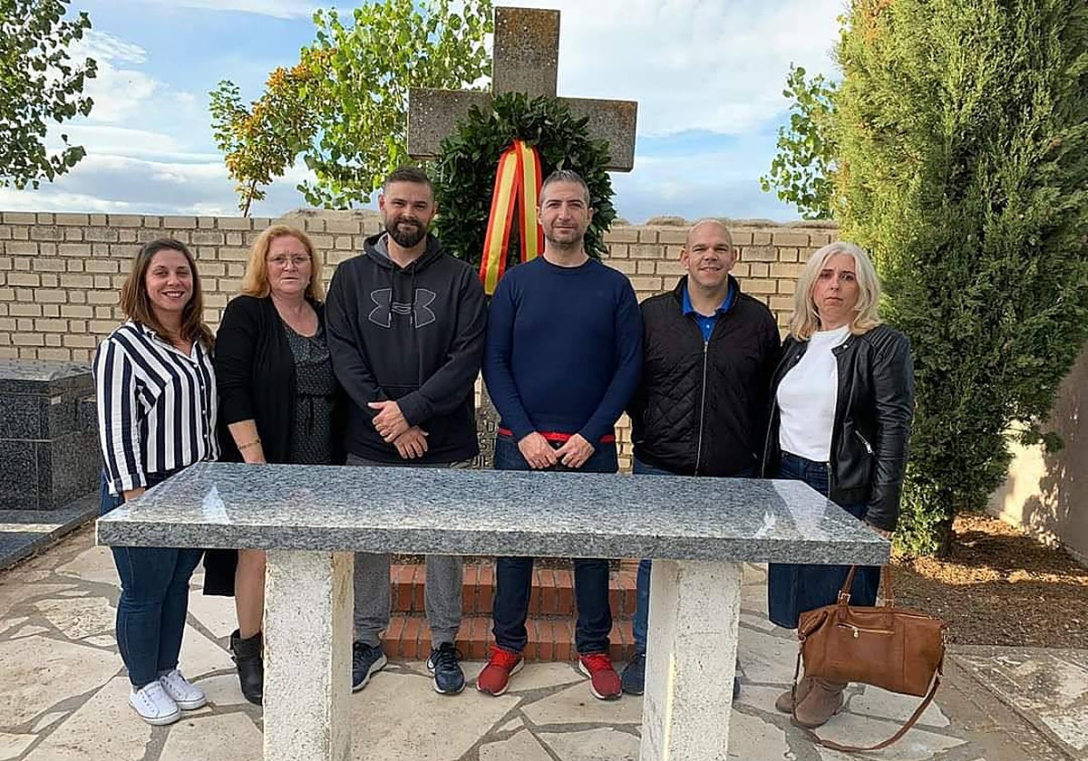 El alcalde saliente, Lázaro Polo,con jersey azul, junto al ahora exconcejal de Vox, a su derecha