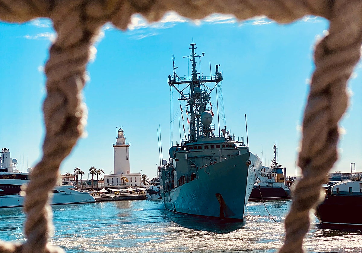 La fragata 'Numancia' entrando al Puerto de Málaga
