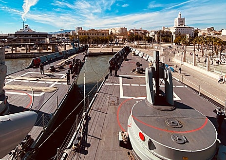 Imagen secundaria 1 - Maniobras de amarre, cubiertas de las fragatas Santa María y Numancia y el buque escuela danés 'Danmark', que comparte muelle con los barcos de la Armada 