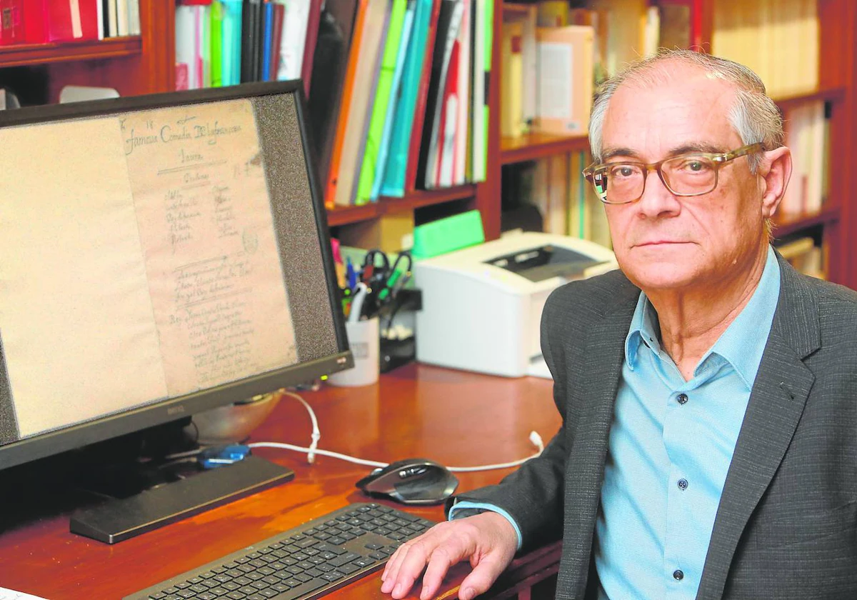 Germán Vega, codirector del proyecto ETSO de la Universidad de Valladolid ante el manuscrito de 'La francesa Laura'