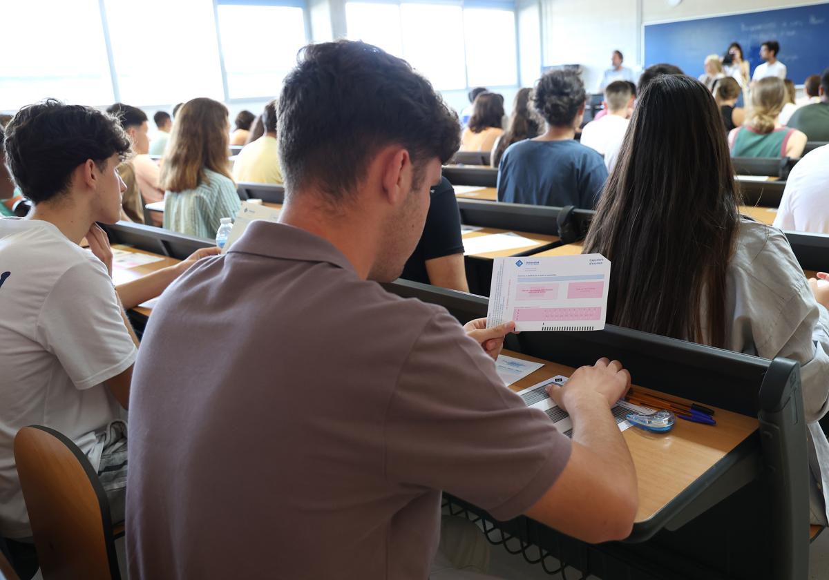 Alumnos antes de empezar un examen en una imagen de archivo