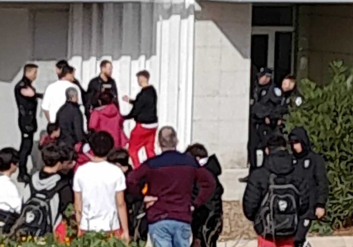 Policias y aficionados tras el partido