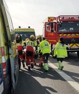 Imagen secundaria 2 - IEstado de los vehículos y los servicios de emergencia evacuando a los heridos