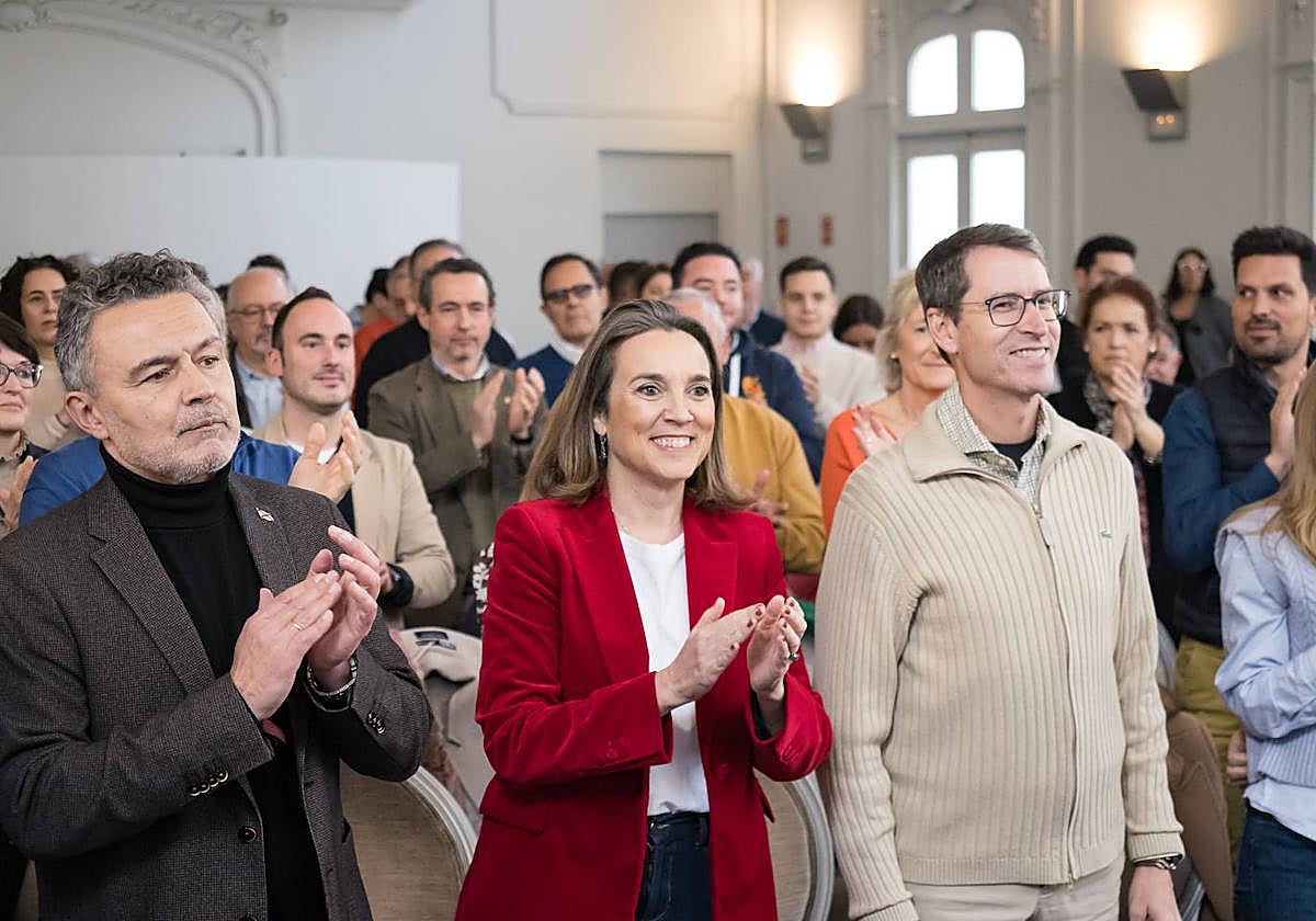 Cuca Gamarra, en el centro, junto al alcalde de Logroño (izq) y Gonzalo Capellán, presidente de La Rioja