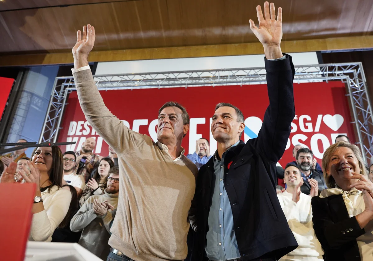 José Ramón Gómez Besteiro y Pedro Sánchez saludan al inicio de su mitin en Lugo