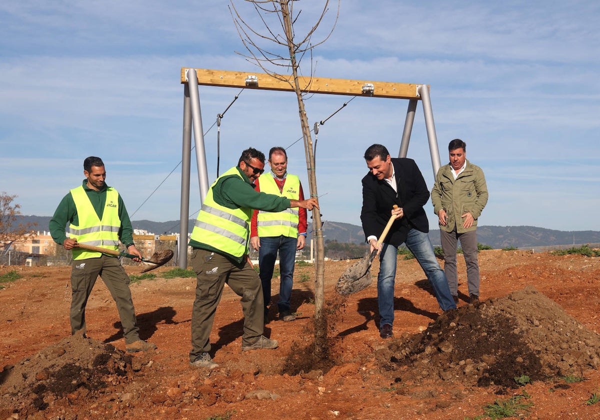 José María Bellido planta uno de los árboles de la segunda fase del Parque de Levante